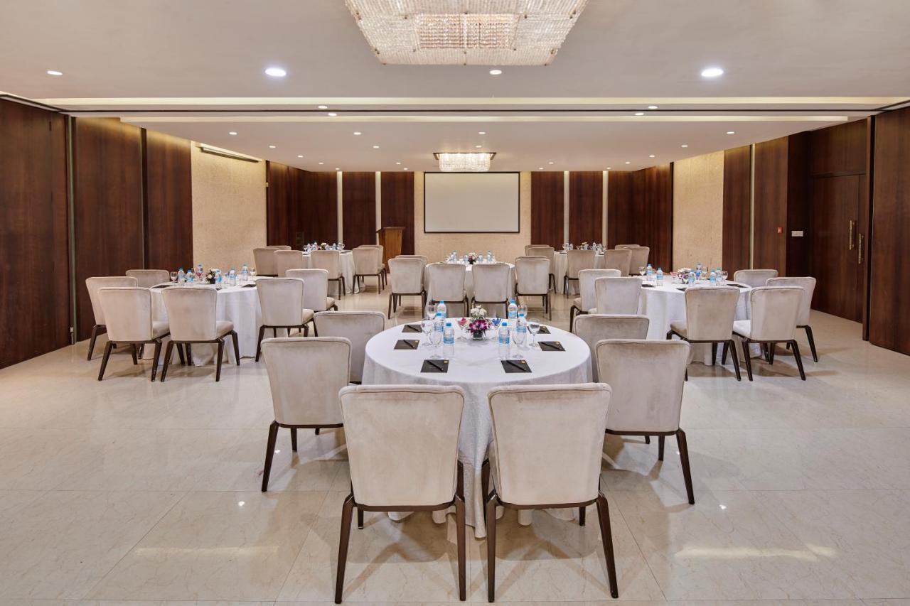 Goldfinch Hotel Mumbai Exteriör bild