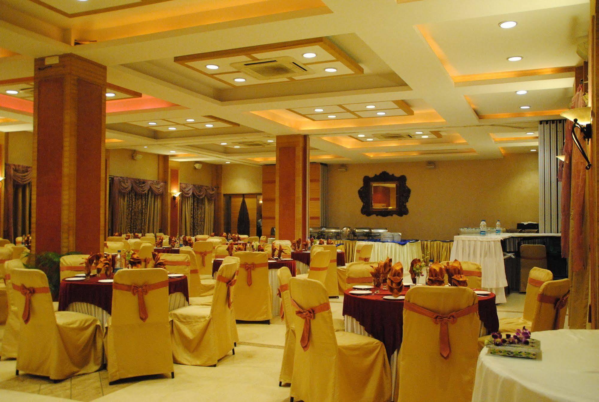 Goldfinch Hotel Mumbai Exteriör bild